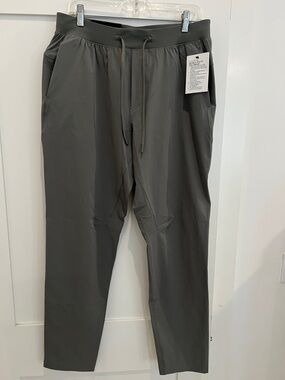 NWT Lululemon Men's Zeroed In Slim-Fit Regular in Large. Color is Willow Leaf